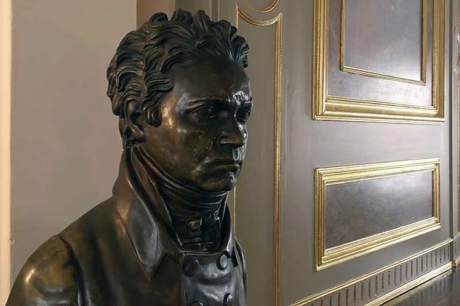 Licht- und Schattenpunkte auf der Bronzebüste, die Beethovens Gesicht naturgetreu zeigt, setzen sich fort auf dem nebenstehenden Kamin im Museum.