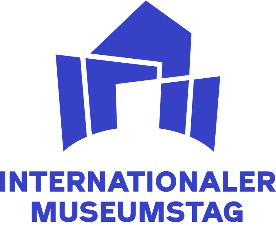 Blaues Logo mit Schriftzug "Internationaler Museumstag".